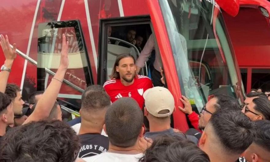 «Αδύνατον να υποβιβαστούμε»: Οι οπαδοί της Σεβίλλης περιέλαβαν το πούλμαν πριν τη μάχη παραμονής με τη Σοσιεδάδ!