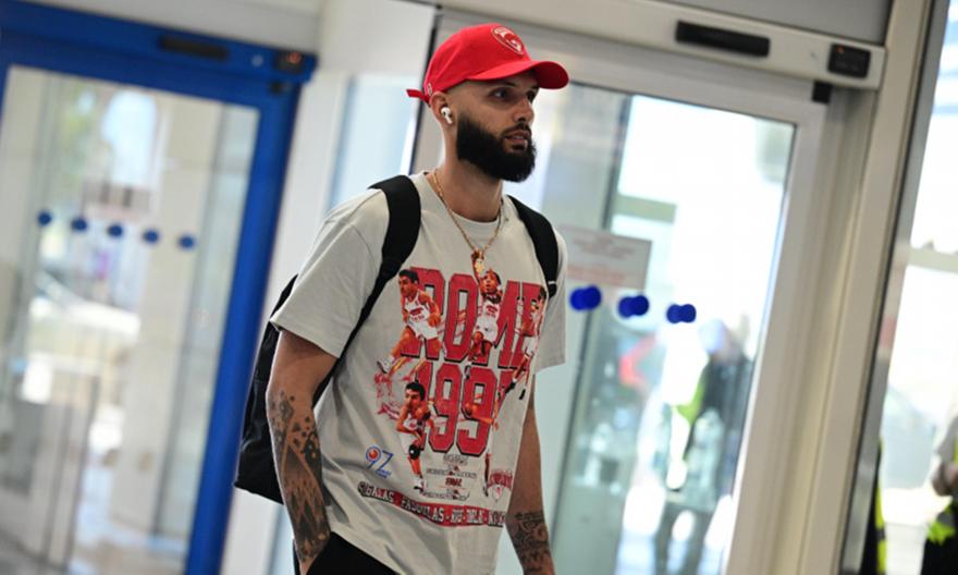 Ο Φουρνιέ εμφανίστηκε στο αεροδρόμιο φορώντας μπλούζα αφιερωμένη στο πρώτο ευρωπαϊκό του Ολυμπιακού!
