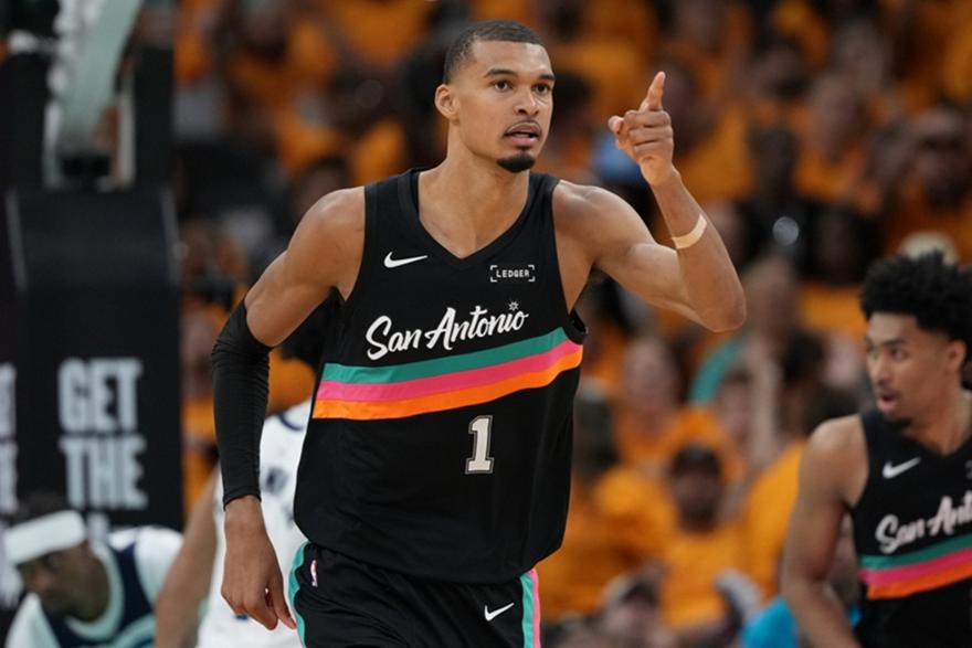 Έγραψε ιστορία στα playoffs του NBA ο Γουεμπανιάμα, πετυχαίνοντας ένα ασύλληπτο τριπλ-νταμπλ