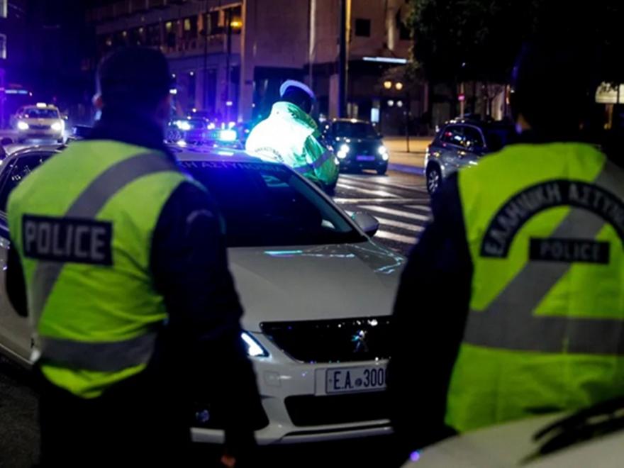 Κινηματογραφική καταδίωξη στην Αθήνα: Ο οδηγός έκανε αναστροφή και συγκρούστηκε με περιπολικό!