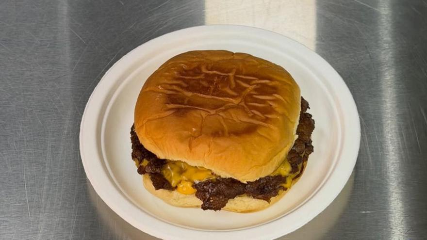 Από την Πάρο στο Παγκράτι: Το Greasy Spoon ψήνει πλέον τα smash burgers του στην Αρχελάου