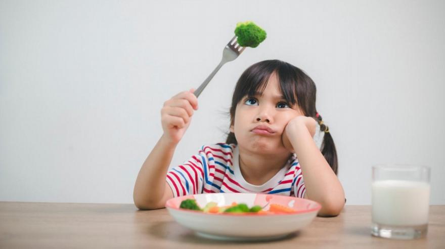 Picky eaters: Γιατί το παιδί λέει «όχι» στο φαγητό και πώς μπορείς πραγματικά να το βοηθήσεις