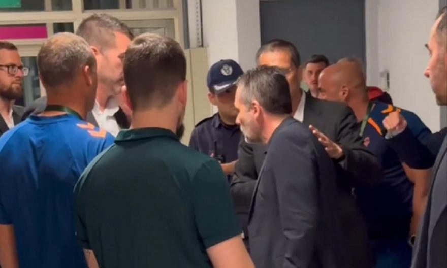 Χειραψία Μαρτίνεθ και Σερέλη μετά το τέλος του ματς στο T-Center