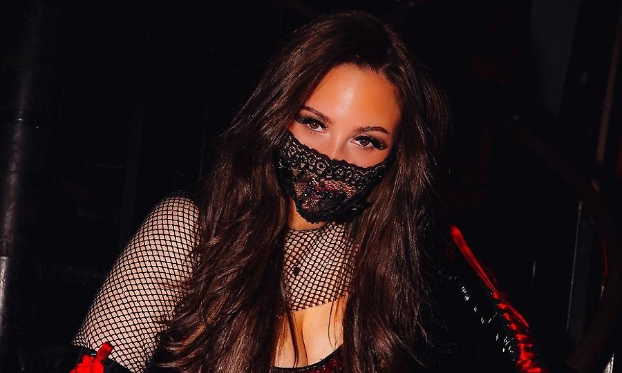 Eurovision 2026: Felicia Eriksson - Το μυστικό πίσω από τη μάσκα που φοράει, η νοσηλεία κι η επαναφορά