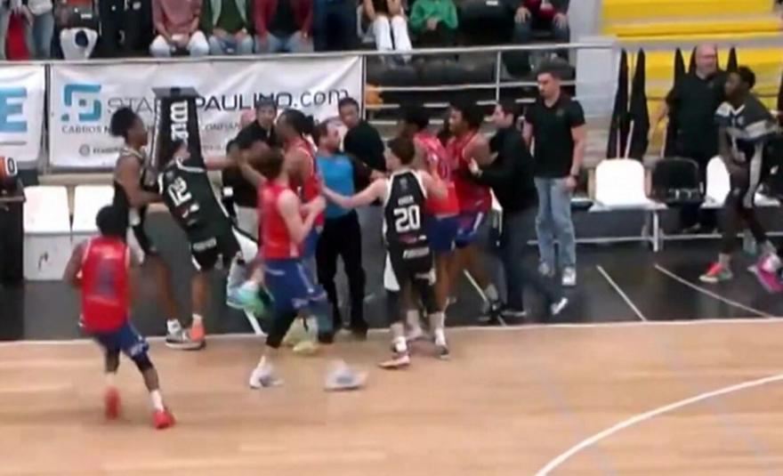 Απίστευτο ξύλο και 11 αποβολές σε αγώνα playoffs στην Πορτογαλία!