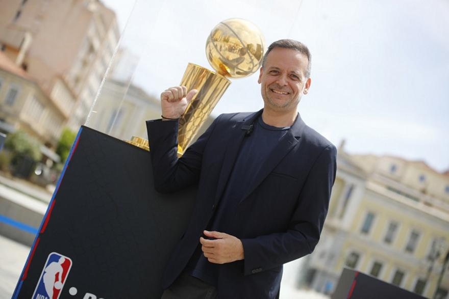 Στην Αθήνα το βαρύτιμο τρόπαιο του NBA - Πολίτες φωτογραφίζονται μαζί του