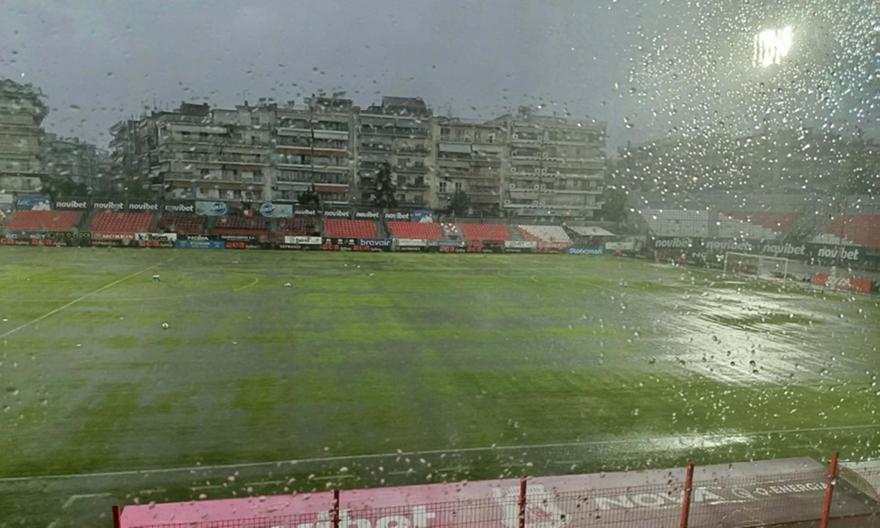 Καταρρακτώδης βροχή στις Σέρρες έχει μετατρέψει το γήπεδο σε λίμνη - Φόβοι για αναβολή του Πανσερραϊκός-Παναιτωλικός!
