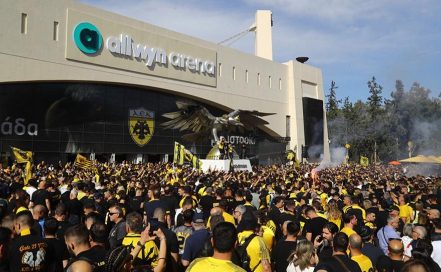 Κιτρινόμαυρη λαοθάλασσα έξω από την Allwyn Arena για την πρωταθλήτρια ΑΕΚ (pics)