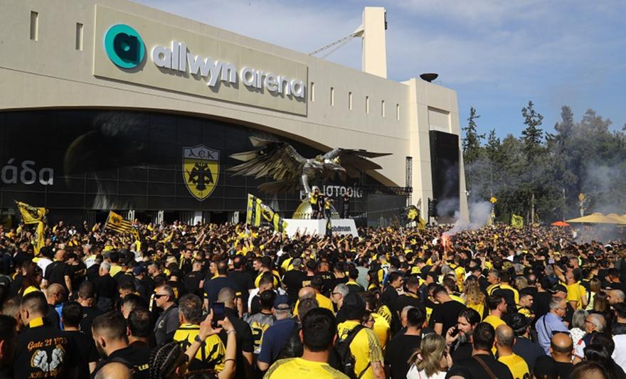 Ένταση έξω από την Allwyn Arena, εξαιτίας του πλήθους των οπαδών της ΑΕΚ