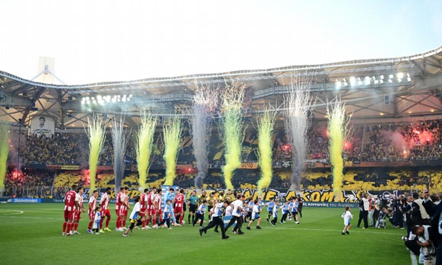 Η εκρηκτική ατμόσφαιρα στην Allwyn Arena με εντυπωσιακό κορεό και δεκάδες καπνογόνα