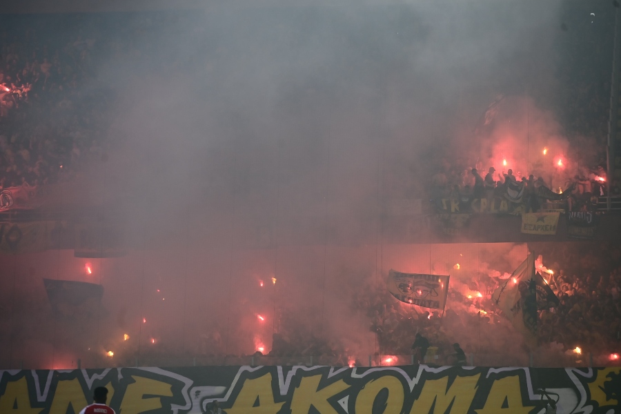 ΑΕΚ-Ολυμπιακός: Το εντυπωσιακό κορεό και τα καπνογόνα των «κιτρινόμαυρων»