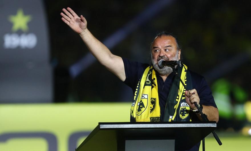 Επικό σύνθημα των οπαδών της ΑΕΚ στον Ηλιόπουλο: «Αν δεν τραγουδήσεις δεν φεύγουμε από ‘δω»!