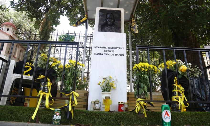 ΑΕΚ: Η κούπα στο μνημείο του Μιχάλη Κατσούρη