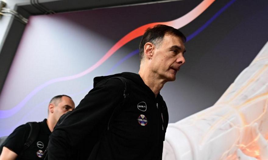 Ο Μπαρτζώκας βγήκε για σύντομη βόλτα στο «Telekom Center» και αποθεώθηκε από τους οπαδούς του Ολυμπιακού!