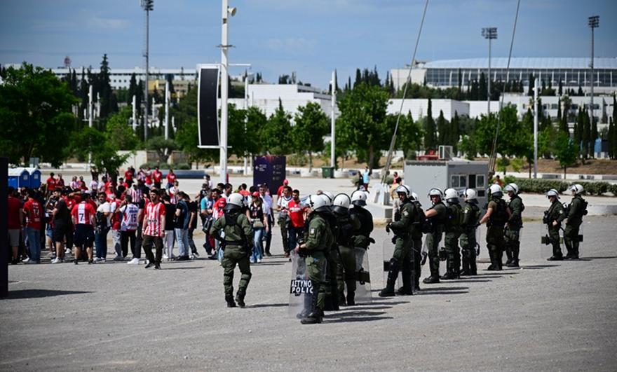 ΜΑΤ από την επαρχία ήρθαν στην Αθήνα για το Final4 και τους έκλεισαν δωμάτιο με νυφικό κρεβάτι!