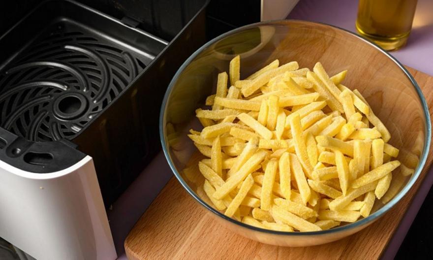 Πατάτες στο air fryer, το τηγάνι ή τον φούρνο: Ποιος είναι ο πιο υγιεινός τρόπος ψησίματος;