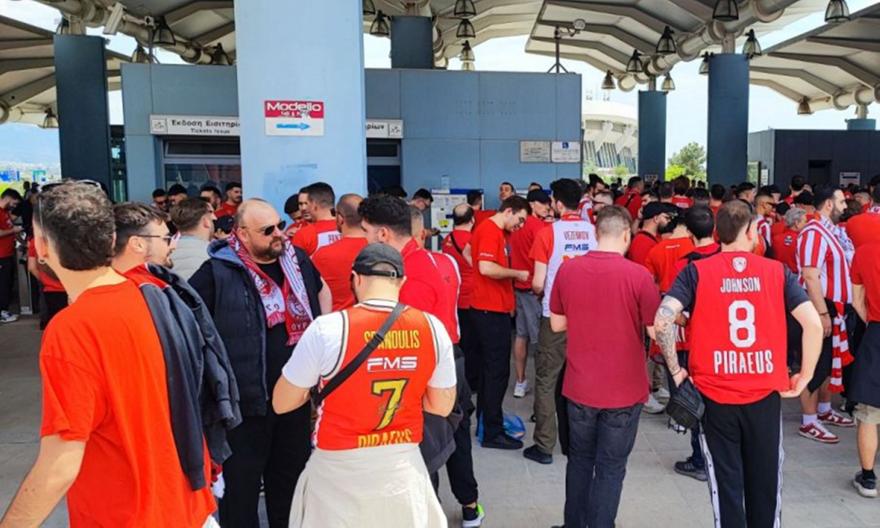 Στα ερυθρόλευκα το Φάληρο - Οι οπαδοί του Ολυμπιακού έχουν αρχίσει να συγκεντρώνονται στον σταθμό ΗΣΑΠ