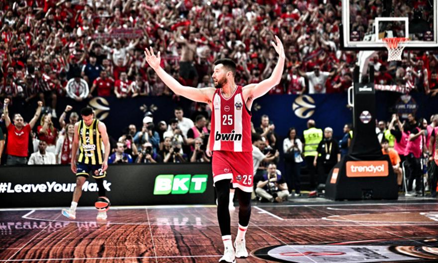 Η ερυθρόλευκη... τρέλα στις εξέδρες του «Telekom Center», στην παρακάμερα του Ολυμπιακού από τον ημιτελικό με τη Φενέρ!
