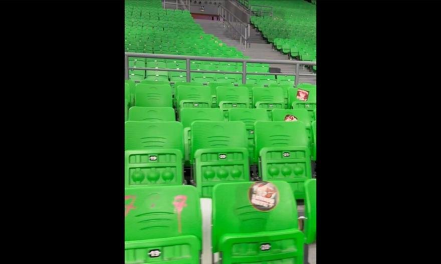 Γέμισε αυτοκόλλητα του Ολυμπιακού το Telekom Center