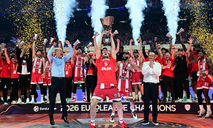 Ο captain Παπανικολάου και οι πανευτυχείς Αγγελόπουλοι: Η απονομή στον πρωταθλητή Ευρώπης Ολυμπιακό!