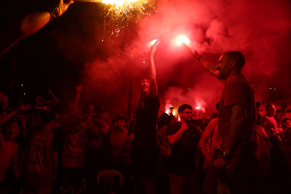 Πειραιάς: Πανικός με τη λήξη του τελικού - Το ξέσπασμα στην κάμερα του bwinΣΠΟΡ FM 94,6