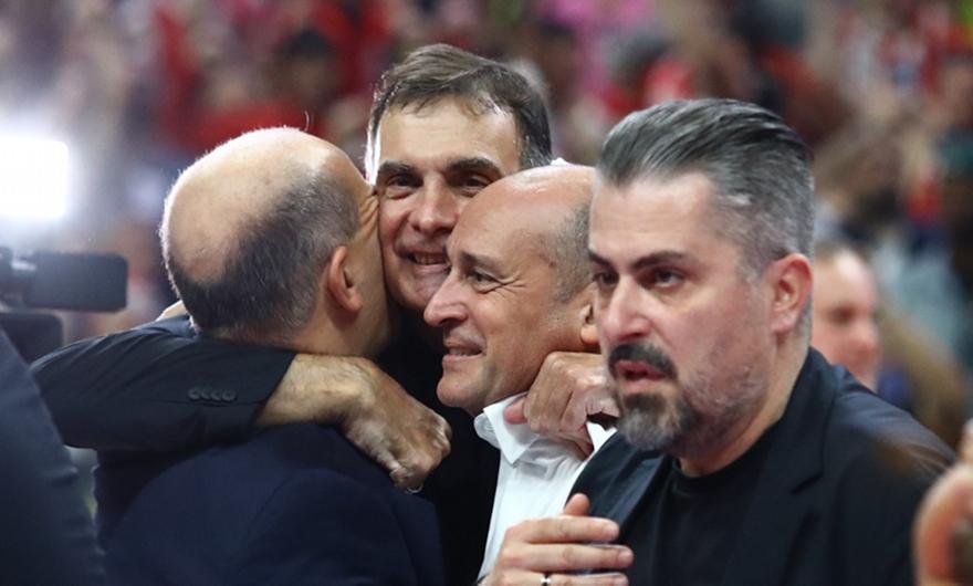 Οι παίκτες του Ολυμπιακού και ο Γιώργος Αγγελόπουλος σήκωσαν τον Μπαρτζώκα και τον πέταξαν στον αέρα!