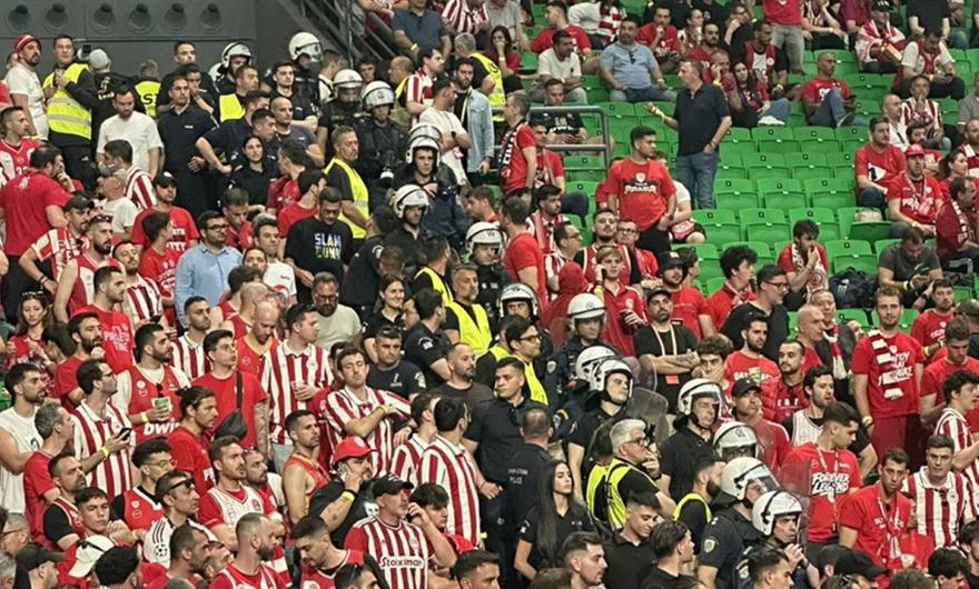 Διμοιρία των ΜΑΤ στην κερκίδα ανάμεσα σε φίλους του Ολυμπιακού στο Telekom Center