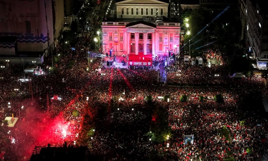 Αποθέωση στο Δημοτικό Θέατρο: Ο κόσμος του Ολυμπιακού περιμένει την αποστολή μέσα σε πανδαιμόνιο!