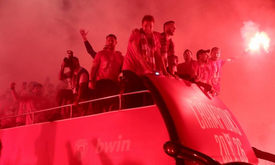 Ντελίριο για τους πρωταθλητές Ευρώπης στο Δημοτικό Θέατρο - Αποθέωση για τον Ολυμπιακό από 85.000 και πλέον οπαδούς