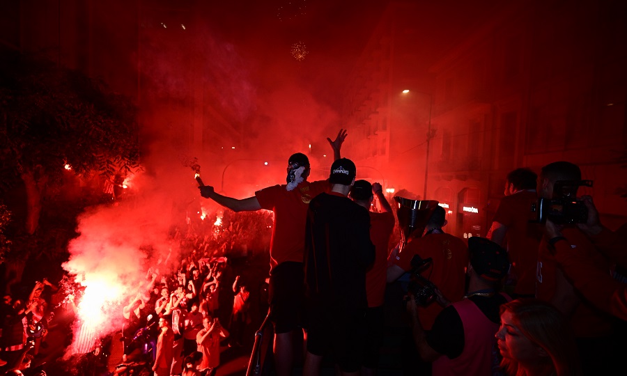 Ολυμπιακός: Ντελίριο για τους πρωταθλητές Ευρώπης στο Δημοτικό Θέατρο