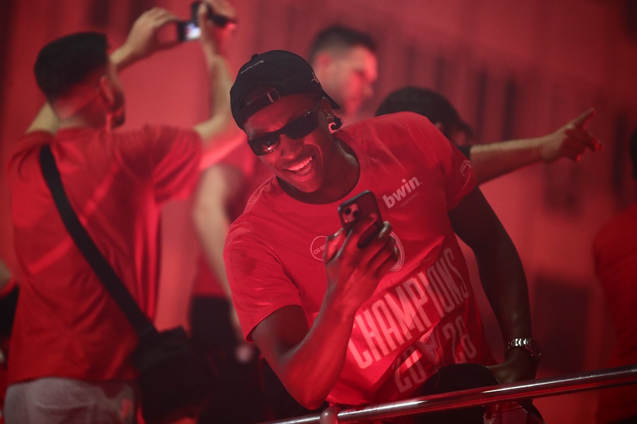 Ολυμπιακός: Ντελίριο για τους πρωταθλητές Ευρώπης στο Δημοτικό Θέατρο