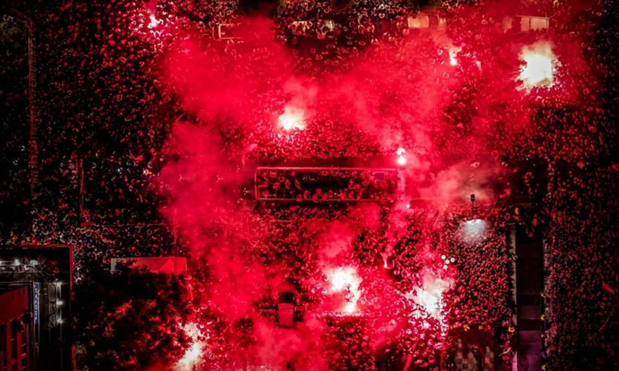 Ατελείωτη θάλασσα κόσμου: Πανοραμικές εικόνες που κόβουν την ανάσα και δείχνουν τι έγινε στο Δημοτικό Θέατρο Πειραιά