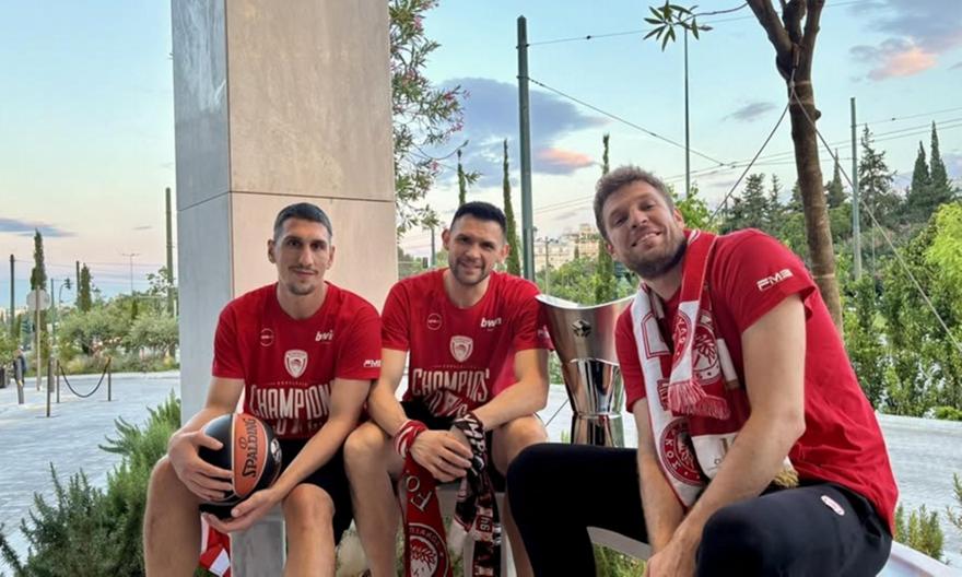 Ολυμπιακός: Η «καλημέρα» των πρωταθλητών Ευρώπης με το τρόπαιο