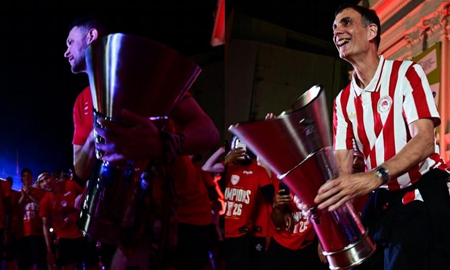 Η στιγμή της βραδιάς: Ο Παπανικολάου παρέδωσε το τρόπαιο στον Μπαρτζώκα και αυτός το σήκωσε στον ουρανό του Πειραιά!