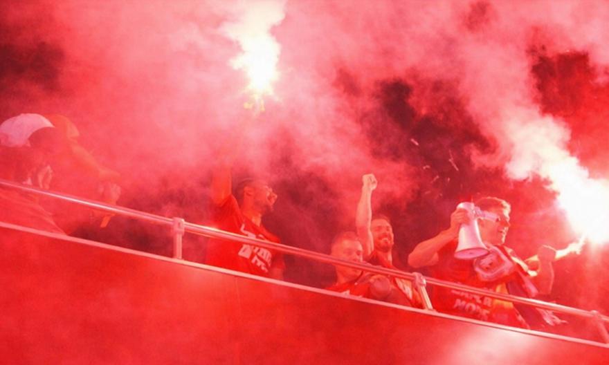 Εικόνες τρέλας στη Συγγρού: Ο Ολυμπιακός στον δρόμο για το Δημοτικό Θέατρο μέσα σε πανικό!