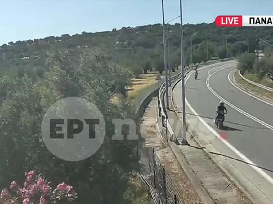 Τροχαίο στη Μυτιλήνη: Η στιγμή που η μηχανή με τα δυο παιδιά χτυπάει στο κράσπεδο και στην κολώνα