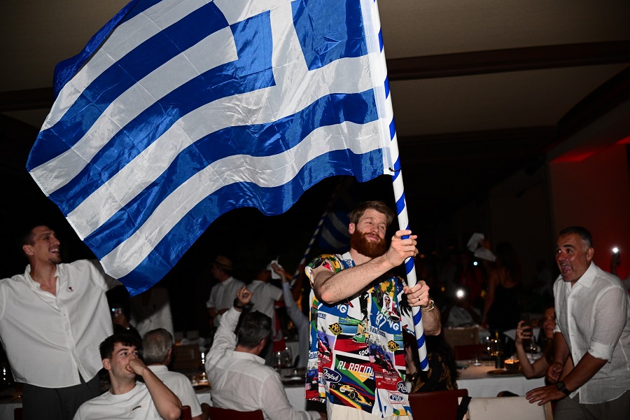Ολυμπιακός: Χόρεψαν με την κούπα της Ευρωλίγκας-Η πόζα του Γουόκαπ με ελληνική σημαία