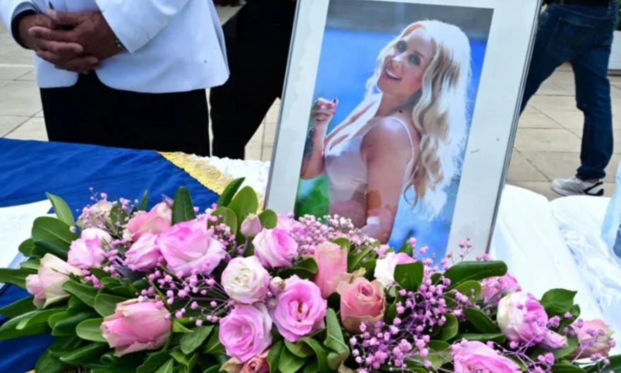 Γωγώ Μαστροκώστα: Σε κλίμα συγκίνησης η εξόδιος ακολουθία στο Ελληνικό