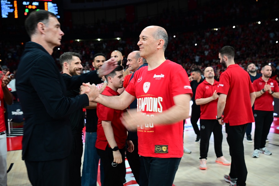Ολυμπιακός: Οι Αγγελόπουλοι παρουσίασαν την κούπα της Euroleague στο ΣΕΦ και το λάβαρο!