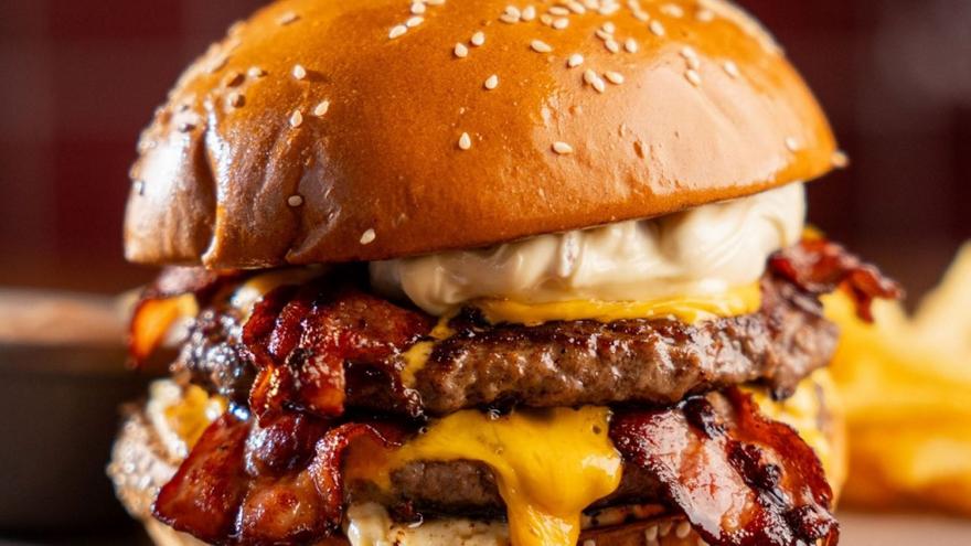 Παγκόσμια Ημέρα Burger: Πού θα φας το καλύτερο στην Αθήνα (και θα το θυμάσαι για πάντα)