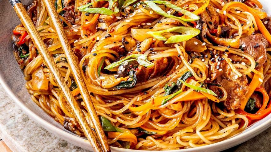 Κορεάτικο stir fry με noodles γλυκοπατάτας και λαχανικά (Japhae)