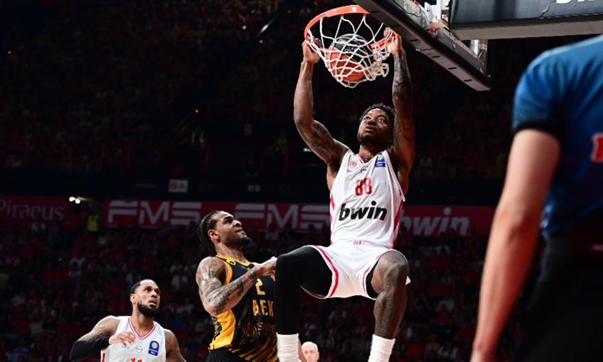 Με φόρα από τη Euroleague, ο Ολυμπιακός παρέσυρε την ΑΕΚ και έκανε το πρώτο βήμα για τους τελικούς στο γιορτινό ΣΕΦ