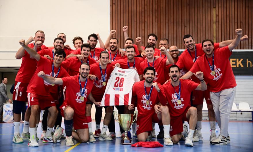 Η απονομή του τίτλου του πρωταθλητή της Handball Premier στον Ολυμπιακό