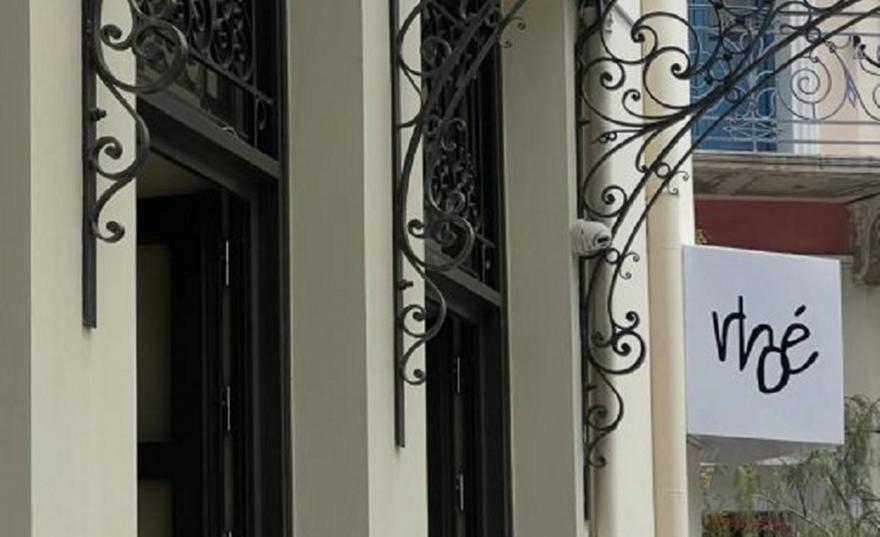 Rhoe: Μια νέα άφιξη με ωραία αυλή στο Μοναστηράκι