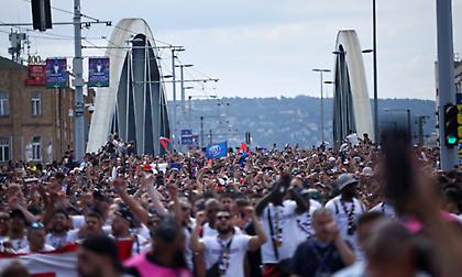 Τρέλα από τους φίλους της Παρί Σεν Ζερμέν, με συνθήματα και καπνογόνα έξω από την «Πούσκας Αρίνα»!