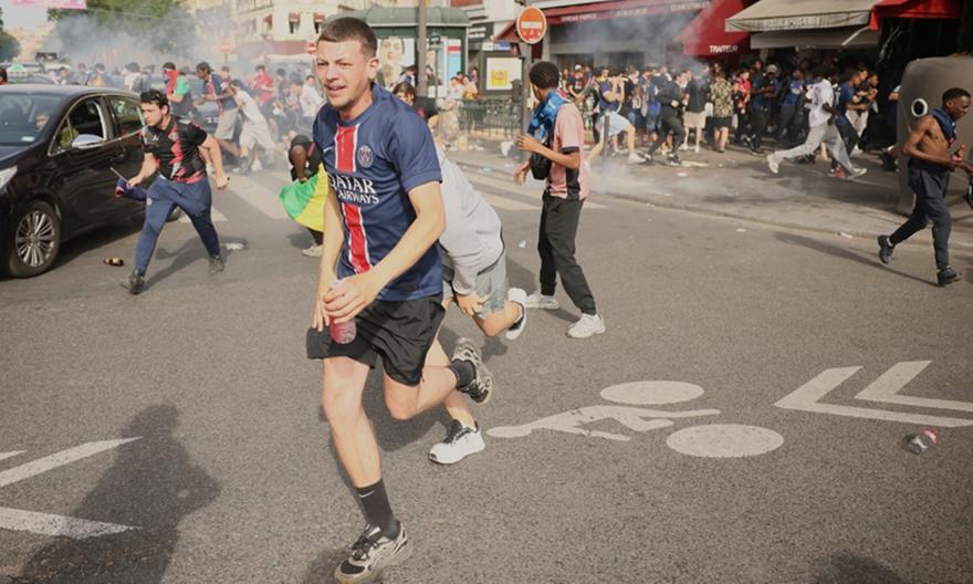Χάος στο Παρίσι μετά τον τελικό: Φωτιές, δακρυγόνα, επεισόδια και απόσυρση όλων των λεωφορείων!