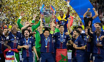 Η απονομή της κούπας με τα μεγάλα αυτιά στην back to back πρωταθλήτρια Ευρώπης, Παρί Σεν Ζερμέν!