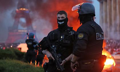 Απόπειρα επίθεσης σε αστυνομικό τμήμα στο Παρίσι: Εκατοντάδες συλλήψεις και 20.000 άτομα στα Ηλύσια Πεδία