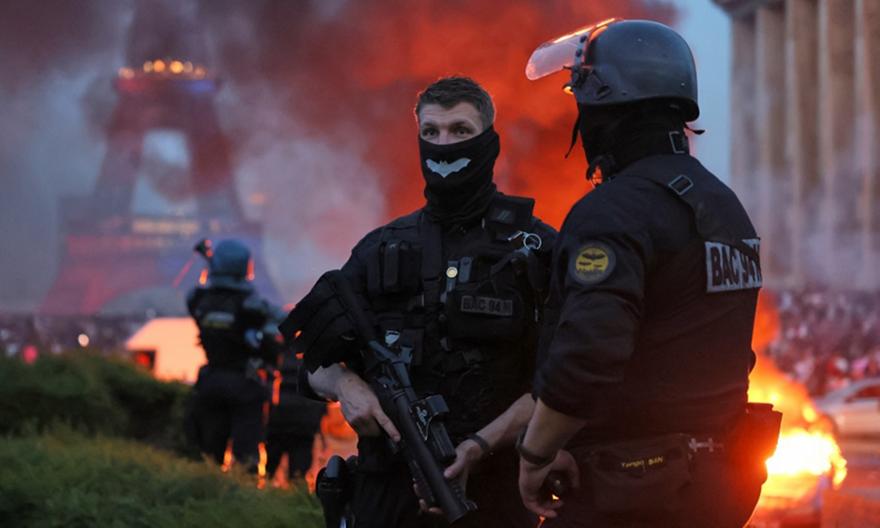 Απόπειρα επίθεσης σε αστυνομικό τμήμα στο Παρίσι: 79 συλλήψεις και 20.000 άτομα στα Ηλύσια Πεδία