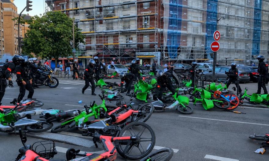 Δεκάδες ποδήλατα στοιβαγμένα ως οδοφράγματα στο Παρίσι, η αστυνομία ανοίγει δρόμο!